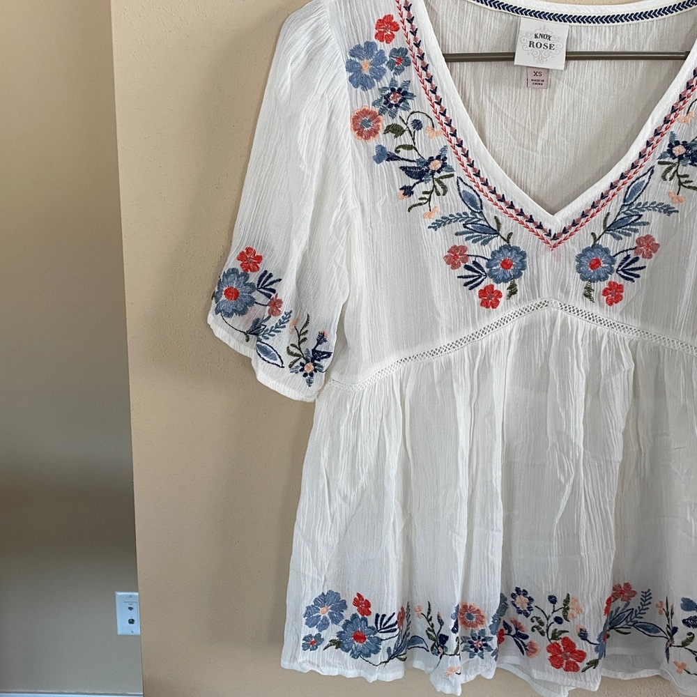 Floral embroidered white tee shirt - Picture 4 of 7